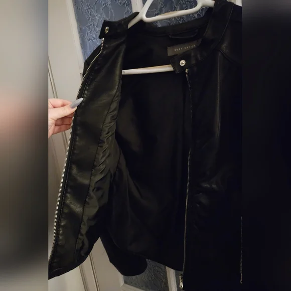 Suzy Shier Women's Pleather/Faux Leather Black Biker Jacket in Medium - Picture 3 of 11